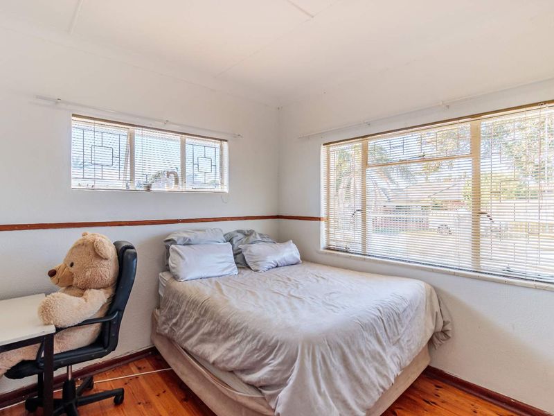 SPACIOUS FAMILY HOME WITH EXTRA ACCOMMODATION - Photo 2