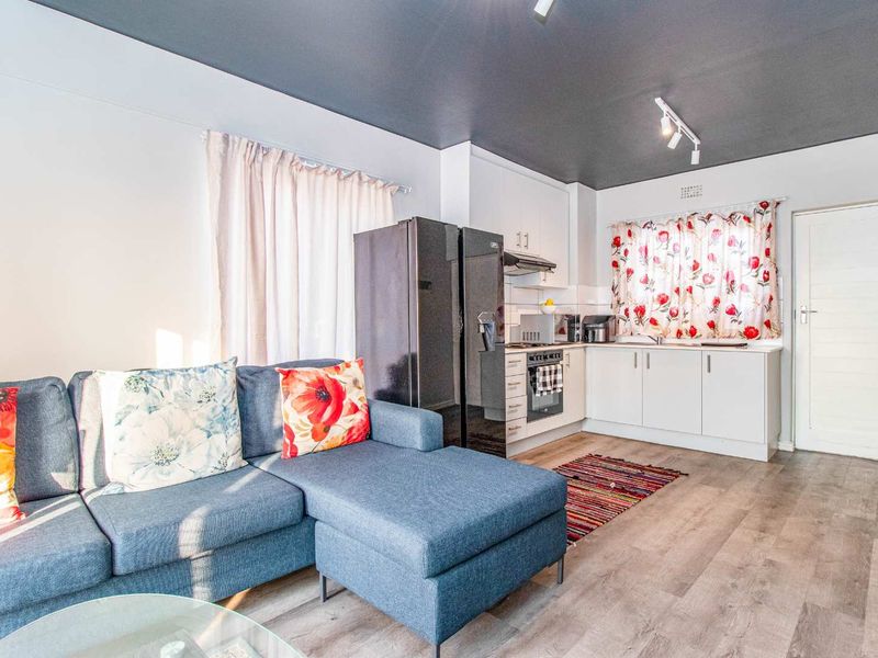 A modern two-bedroom apartment where comfort, convenience, and natural beauty come together. - Photo 5