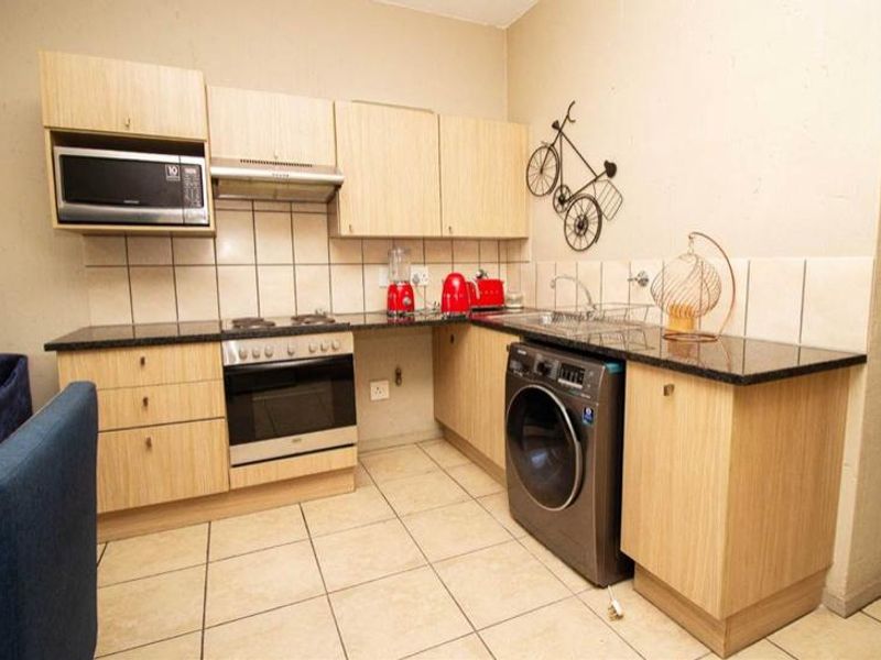 Fully Furnished 2 Bedroom Apartment - Photo 8