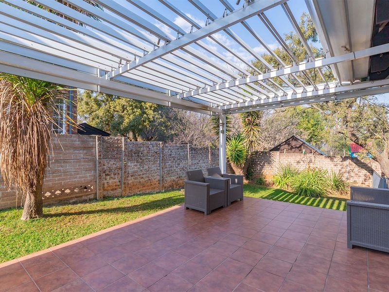 Modern, Safe & Secure 3-Bedroom Townhouse in Van Riebeeck Park - Photo 2