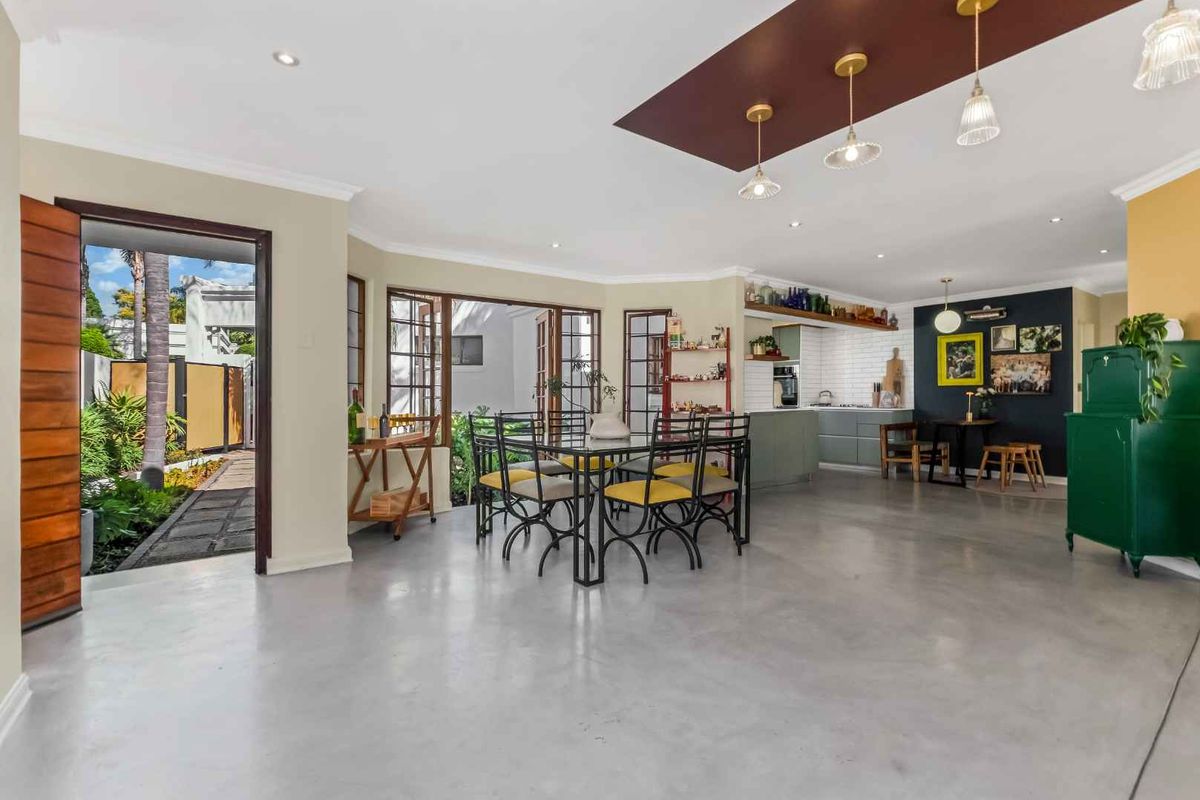 STUNNING LIGHT AND BRIGHT SIMPLEX - IN SOUGHT AFTER FLEETWOOD ESTATE - Photo 4