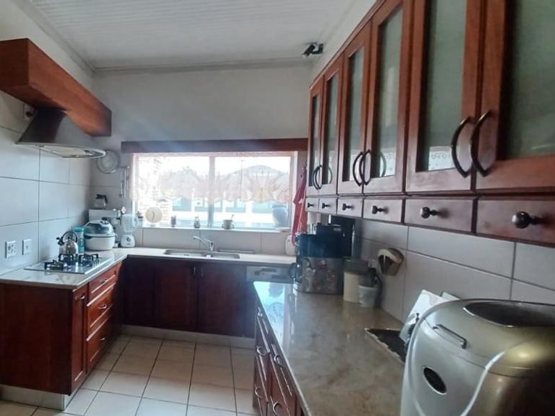 OLYMPIA - Versatile Family Home with Flat & Indoor Pool N$4 990 000 - Photo 7