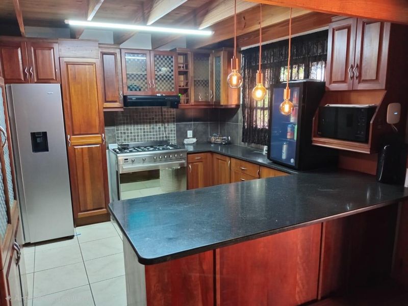Spacious 4-Bedroom Family Home with Pool, Lapa & Entertainment Area - Photo 2