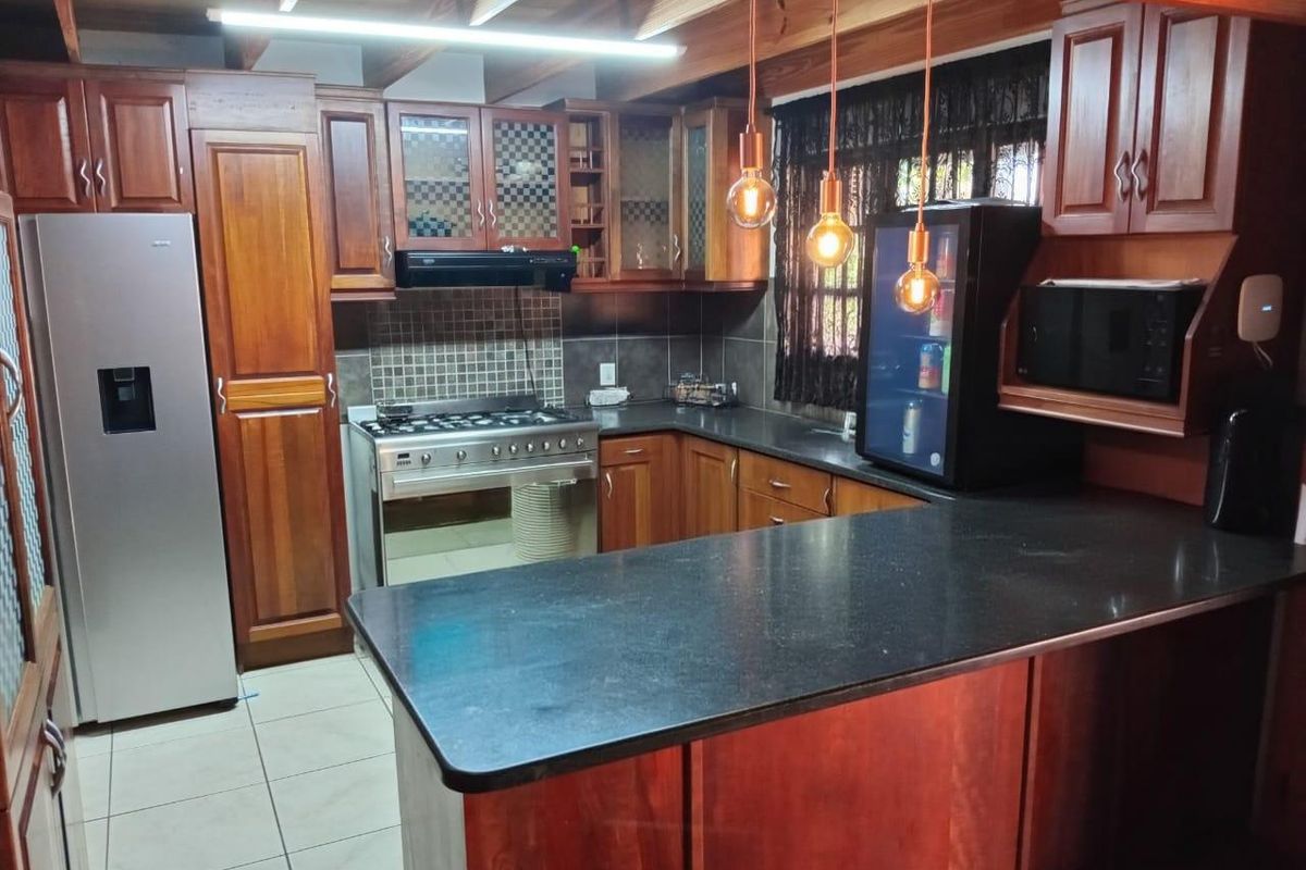 Spacious 4-Bedroom Family Home with Pool, Lapa & Entertainment Area - Photo 2
