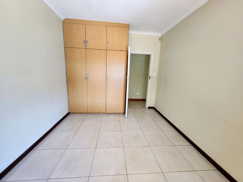 Space for the Whole Family: Prime Magalieskruin Property with Separate 2-Bed Flat - Photo 10