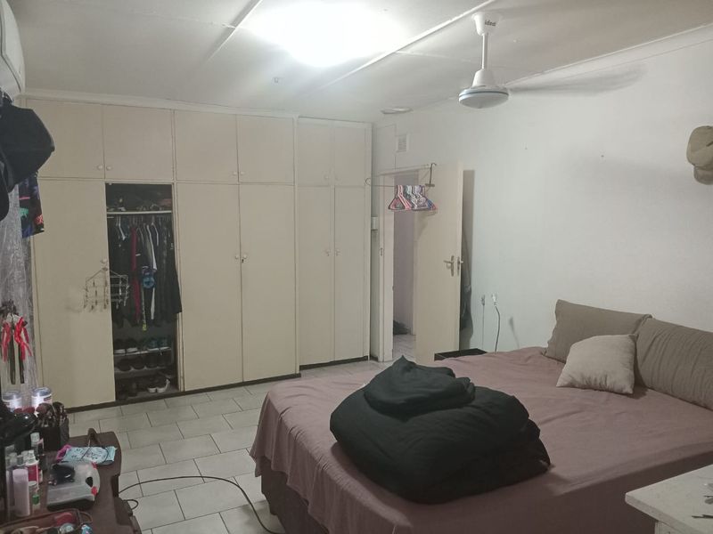 Family Home in Arboretum: Spacious Living, Lush Garden - Photo 5