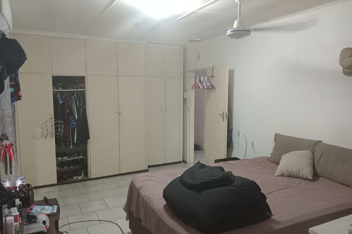 Family Home in Arboretum: Spacious Living, Lush Garden - Photo 5