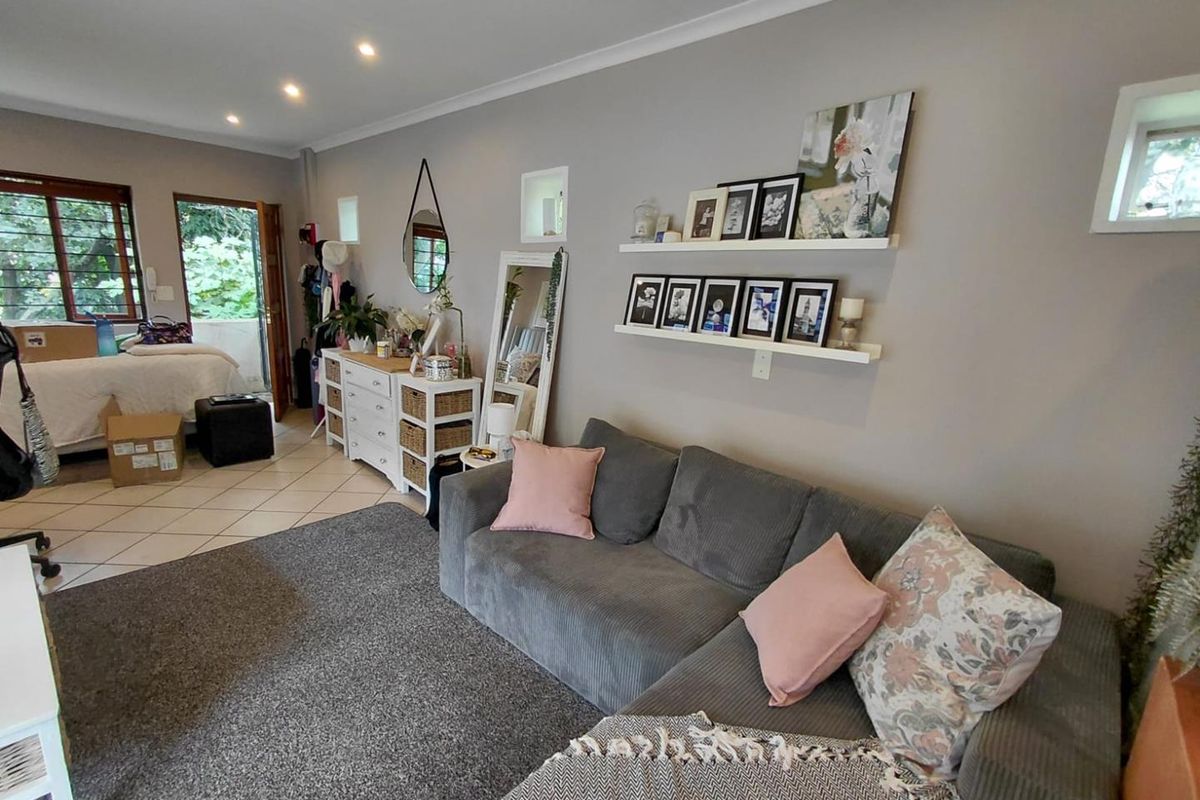 Spacious Bachelor Cottage in Robindale - Photo 4