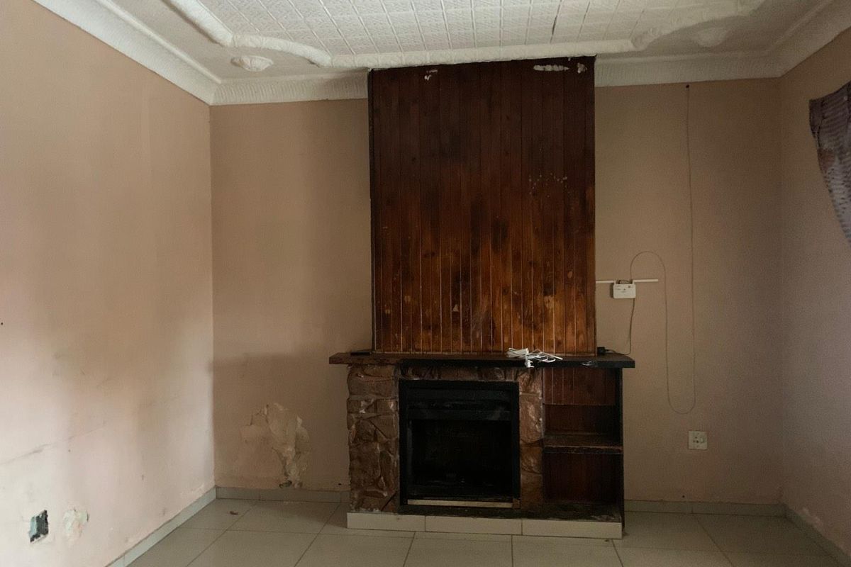 Charming 4-Bedroom Home with Additional Cottages in Rosettenville Rental Income R24k - Photo 2