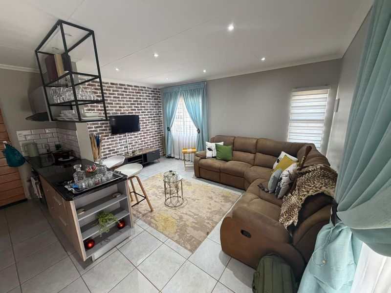 A modern 3 Bedroom house for sale in Lotus Garden. - Photo 6