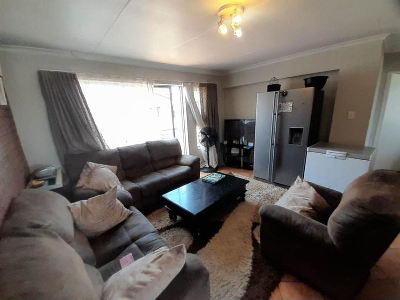 Contemporary Lock-Up-and-Go 2-Bedroom Townhouse in Ravensklip. - Photo 10