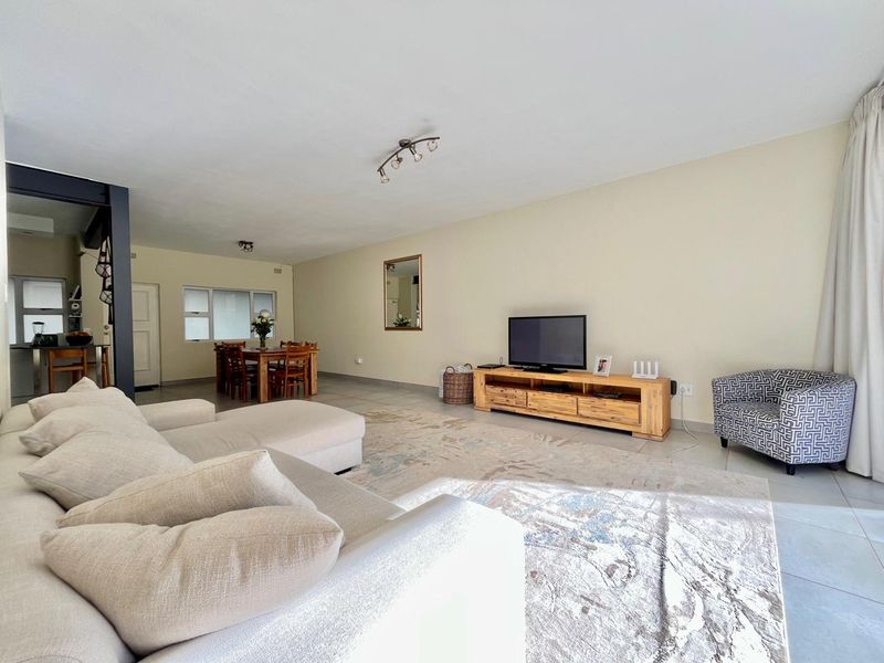 Beautifully renovated 3 Bedroom Garden unit - Photo 8