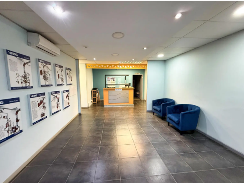 Large Trendy High-Spec Office Block with warehouse or workshop to Let - Photo 4