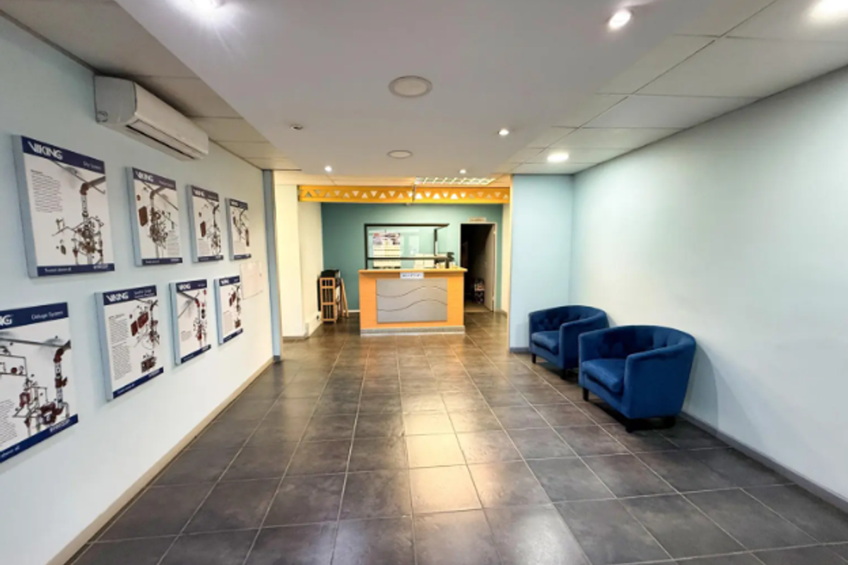 Large Trendy High-Spec Office Block with warehouse or workshop to Let - Photo 4