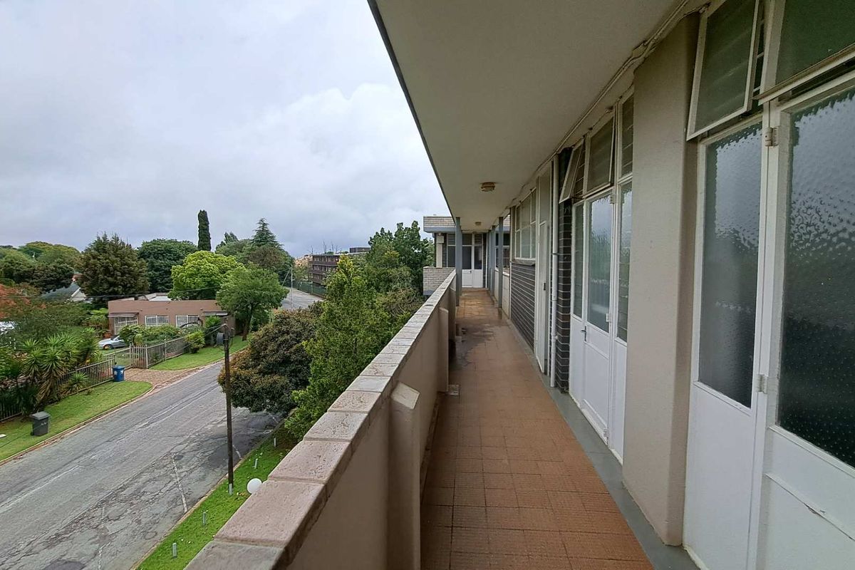 2 Bedroom 1 Bathroom Apartment - Photo 2