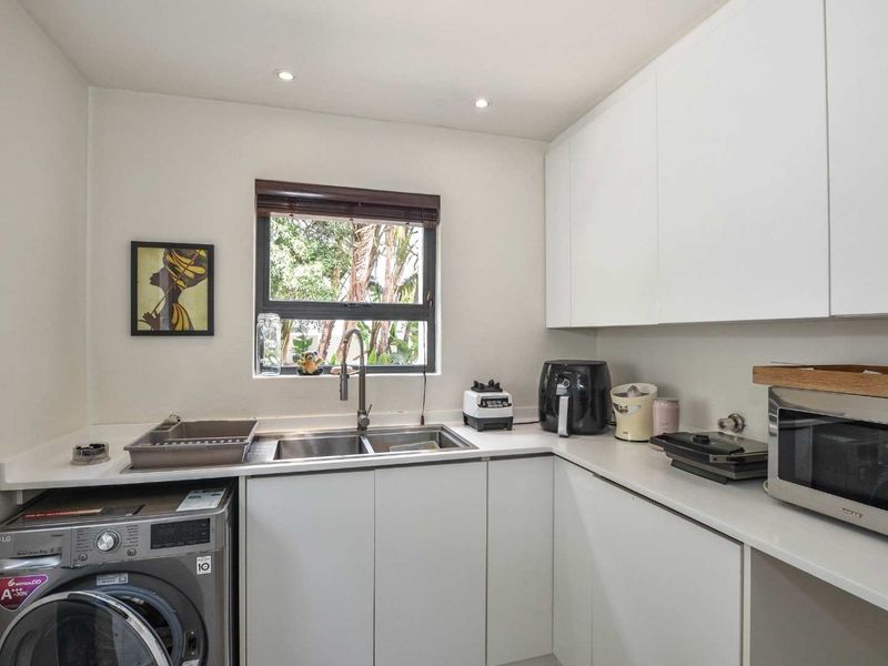 Spacious Beachside Family Retreat – 350m from the Ocean - Photo 8