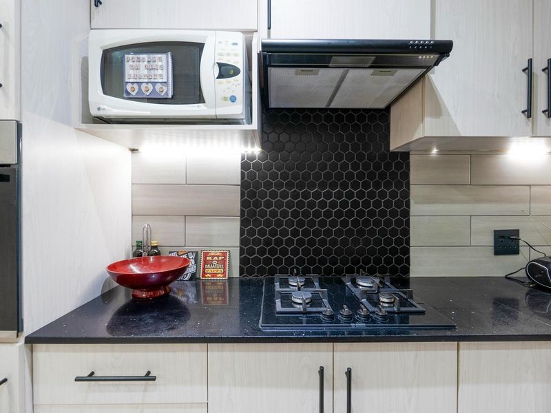 Prime location with flat - Photo 3