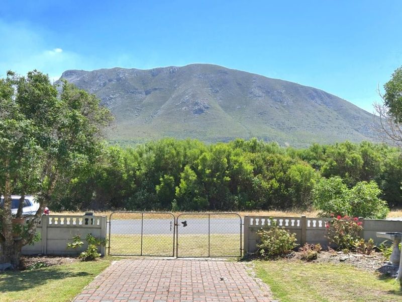 Spacious North-Facing Family Home with Mountain Views in Franskraalstrand - Photo 2