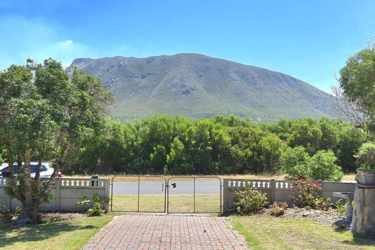 Spacious North-Facing Family Home with Mountain Views in Franskraalstrand - Photo 2