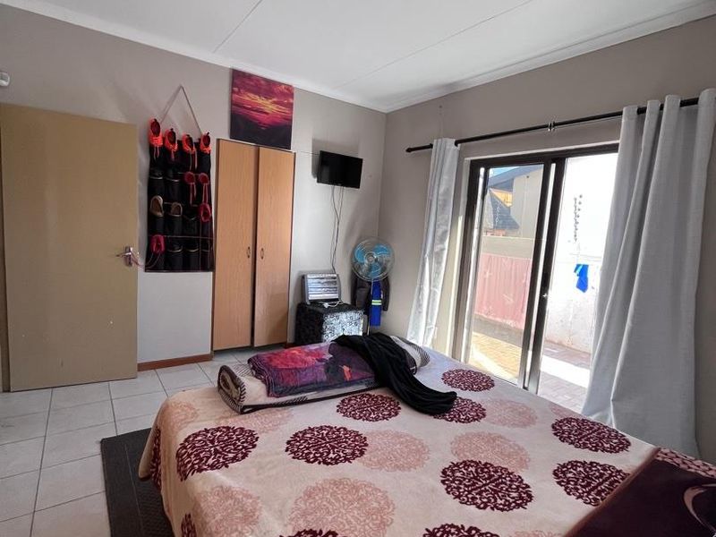 Spacious 5 - Bedroom Family Home in Cimbabsia - Photo 8