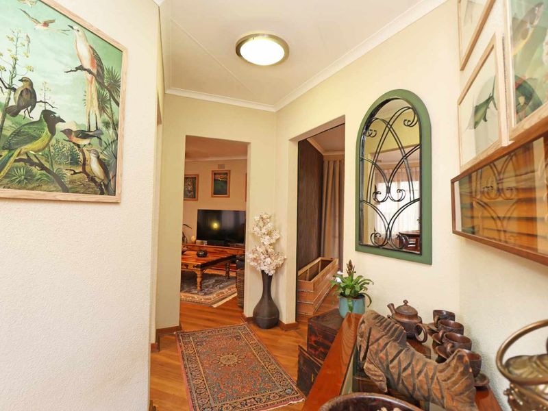 Elegant, Energy-Smart Family Home with 2 backup water tanks - Photo 5