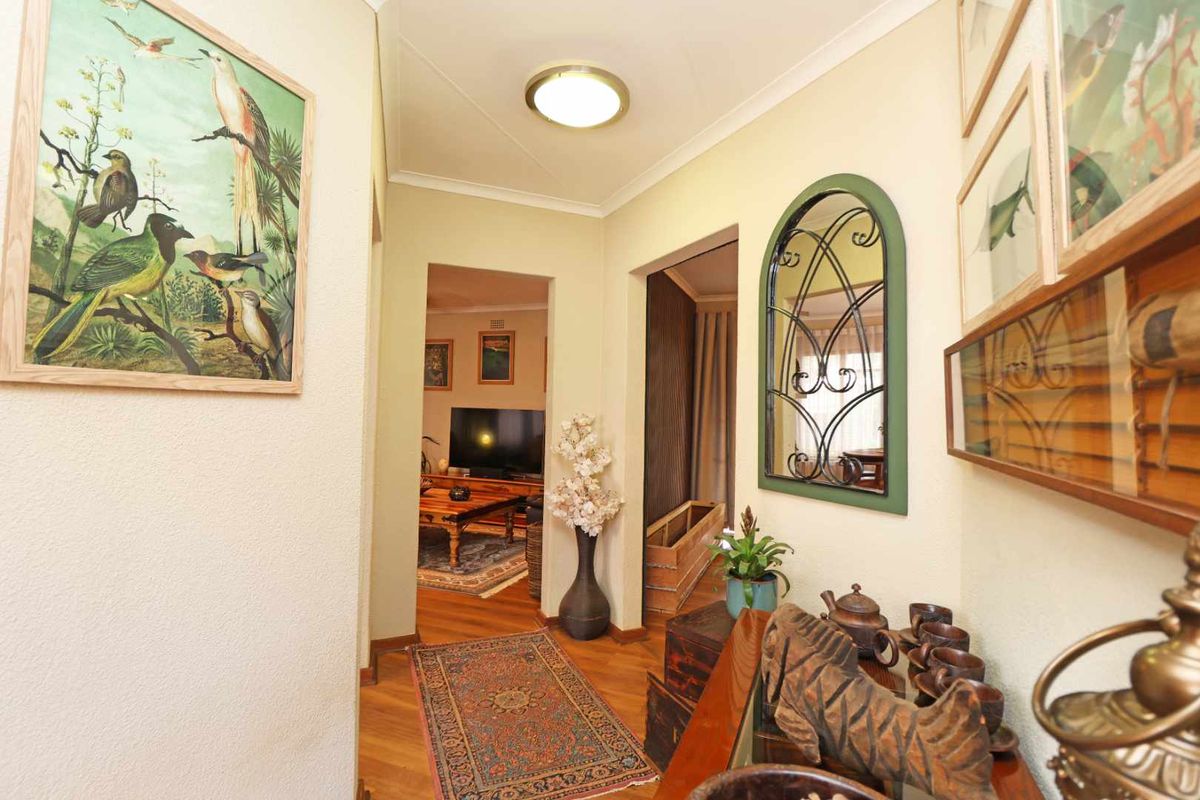 Elegant, Energy-Smart Family Home with 2 backup water tanks - Photo 5