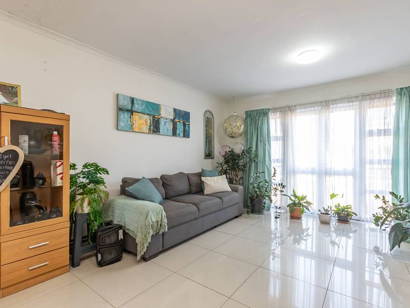 Charming 2-Bed Apartment in Wynberg Village - Photo 3