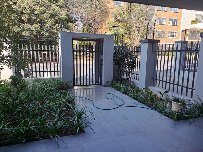 A CHARMING THREE BEDROOM GARDEN APARTMENT - Photo 7