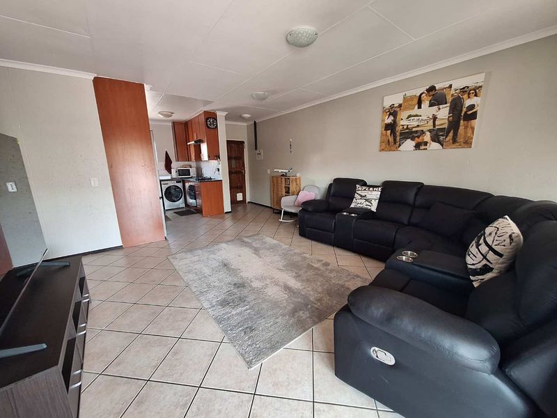 LIVE THE LIFE - Photo 4