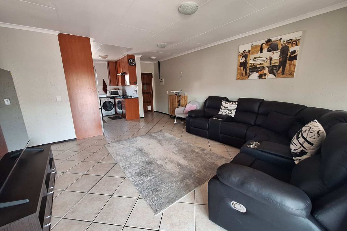 LIVE THE LIFE - Photo 4