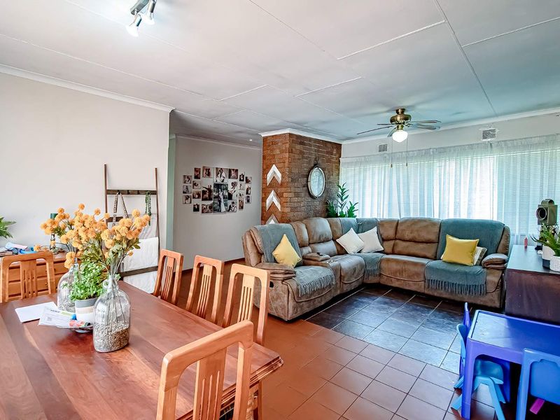 Well maintained Family Home on a large stand. - Photo 7