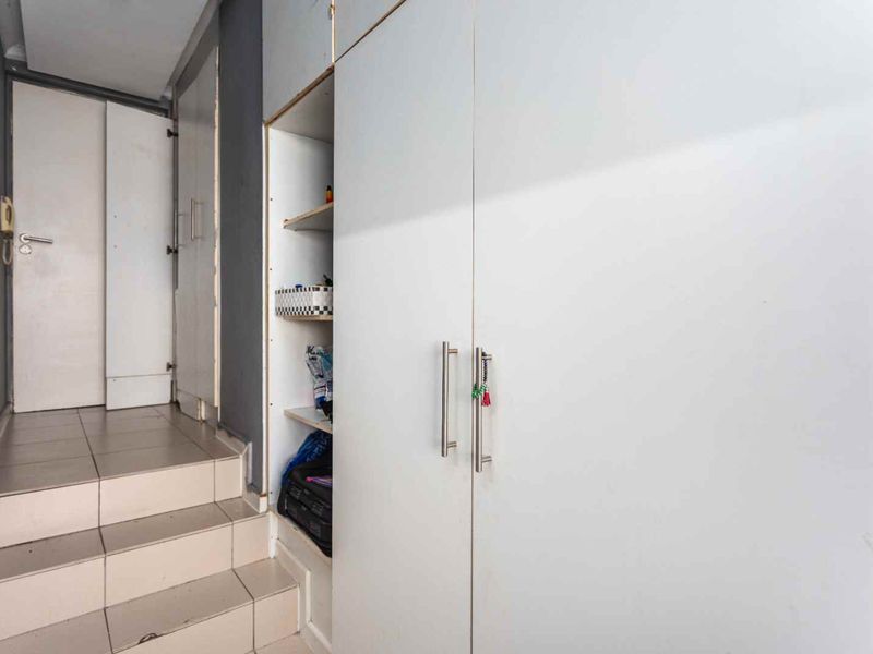 Top-Floor Gem with Breathtaking Views of Table Mountain and the City - Photo 10