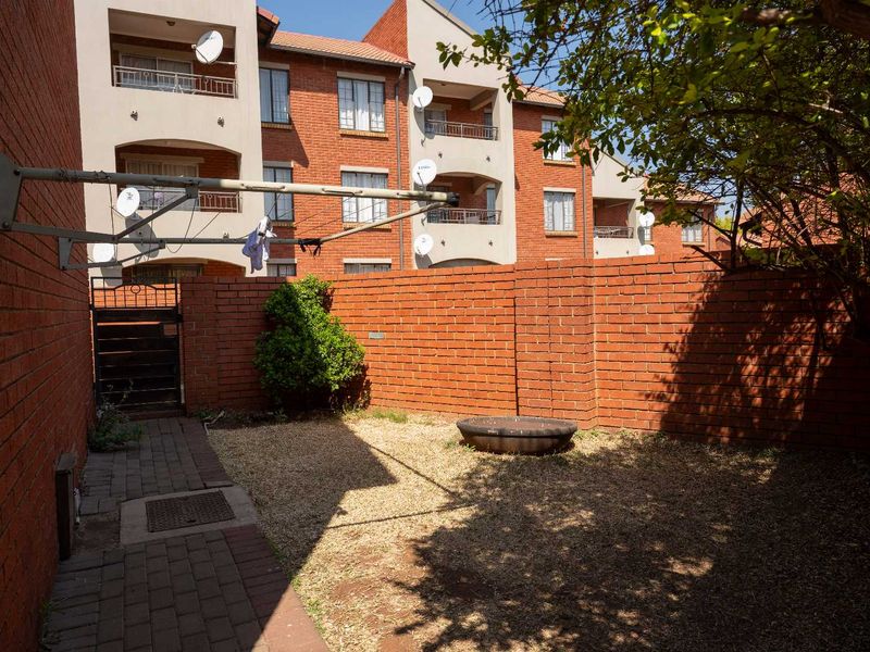 Ground-Floor 3-Bedroom Unit with Private Garden - Photo 4