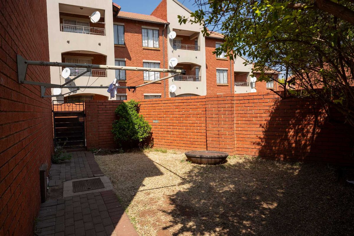 Ground-Floor 3-Bedroom Unit with Private Garden - Photo 4