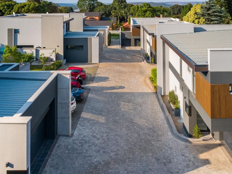 Luxury & Security Redefined in Waterkloof - Photo 2