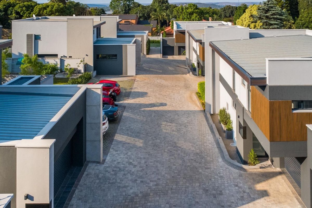 Luxury & Security Redefined in Waterkloof - Photo 2