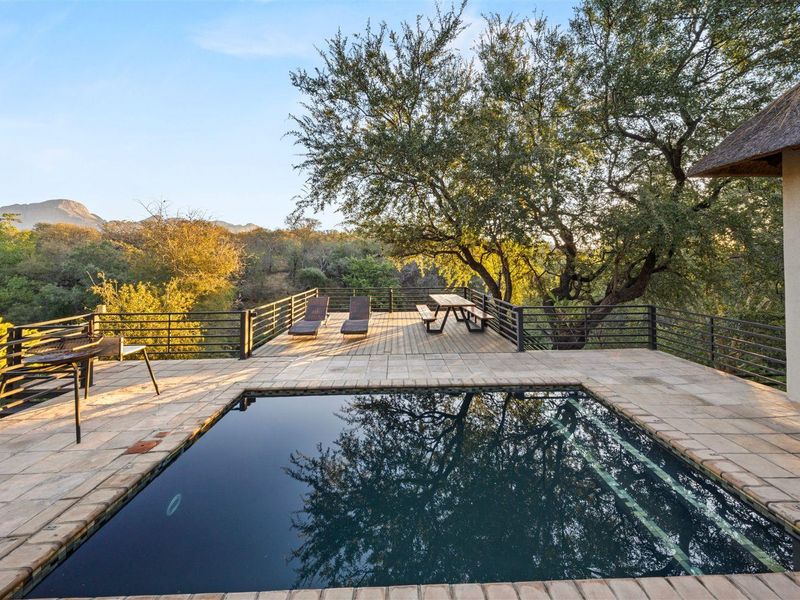 Stylish 5-Bedroom Home with Mountain Views - Photo 3