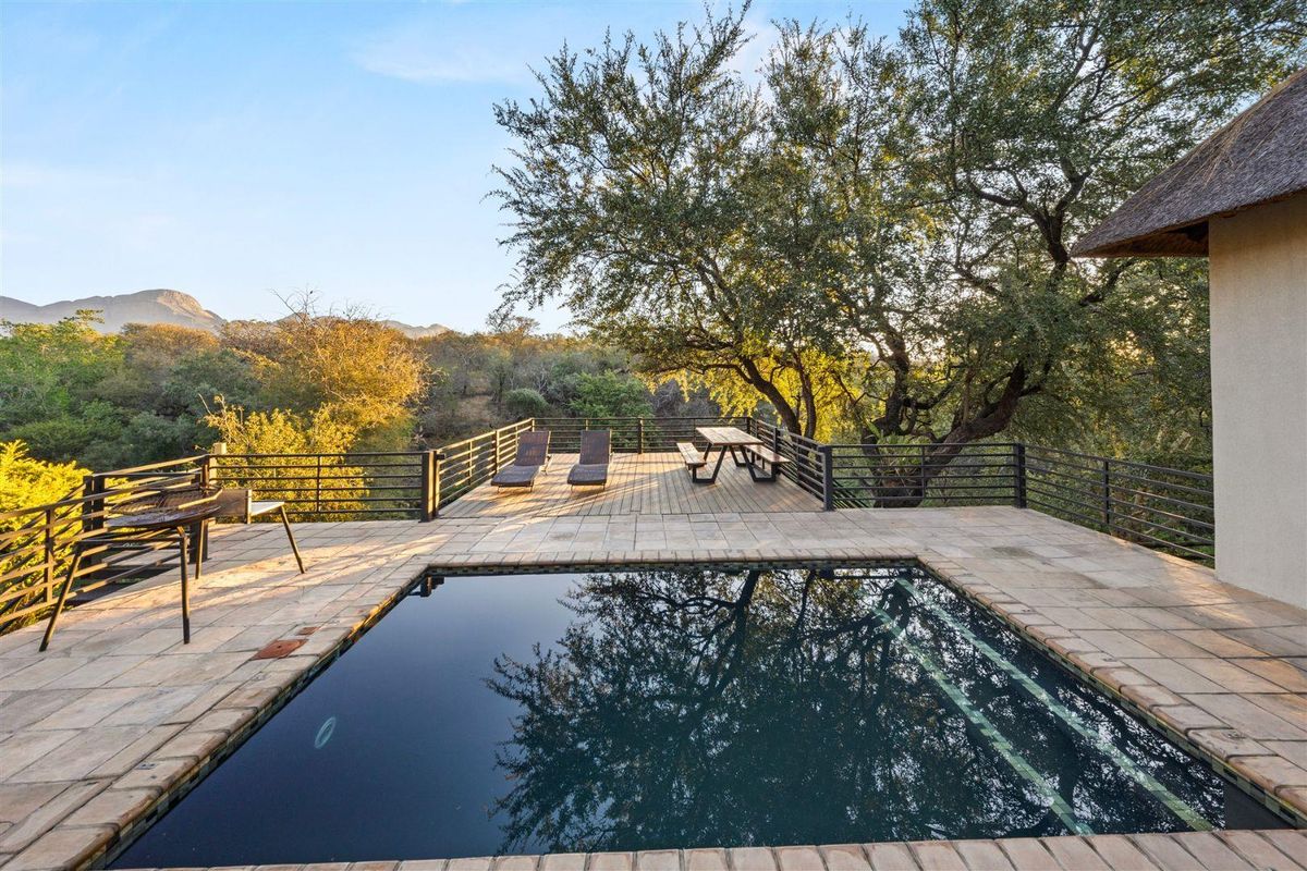Stylish 5-Bedroom Home with Mountain Views - Photo 3