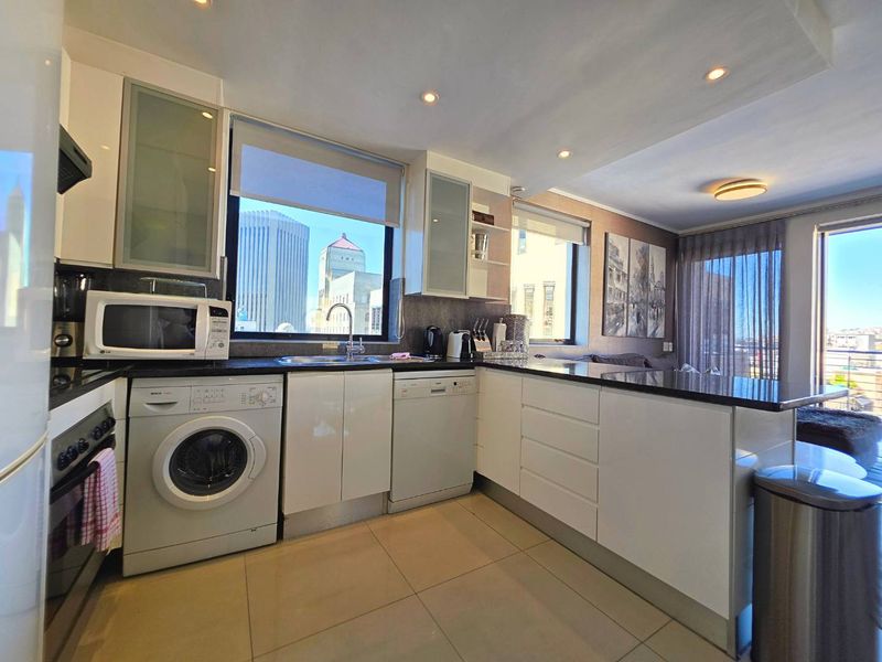 Double-Storey Corner Penthouse with Iconic Table Mountain Views - Photo 3