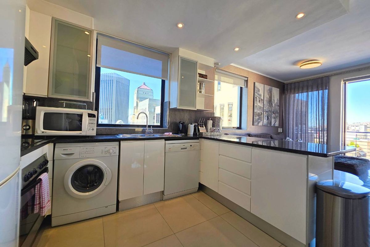 Double-Storey Corner Penthouse with Iconic Table Mountain Views - Photo 3