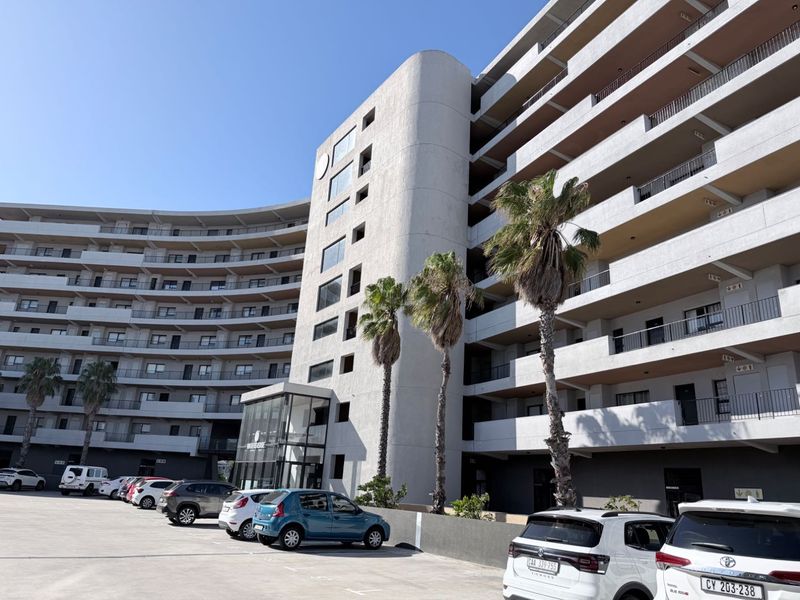 Spacious Apartment In Popular Waters Edge - Photo 2
