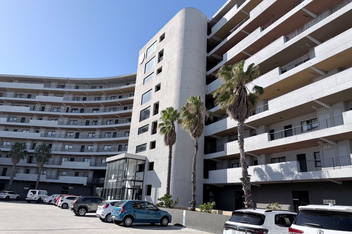 Spacious Apartment In Popular Waters Edge - Photo 2