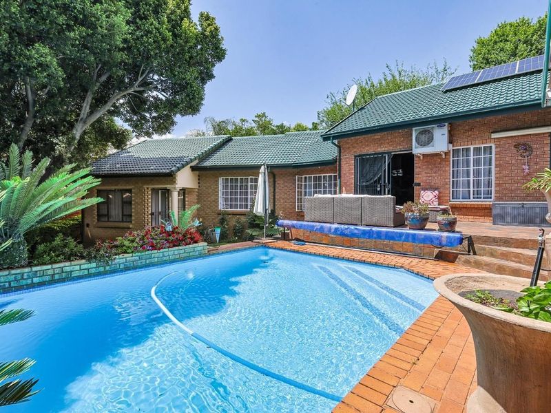 FOUR BEDROOM FAMILY HOME WITH TIMELESS CHARM IN MORELETA PARK - Photo 3