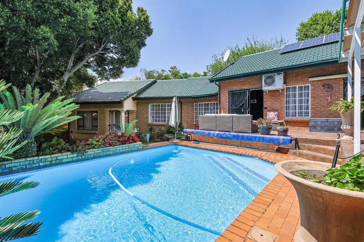 FOUR BEDROOM FAMILY HOME WITH TIMELESS CHARM IN MORELETA PARK - Photo 3