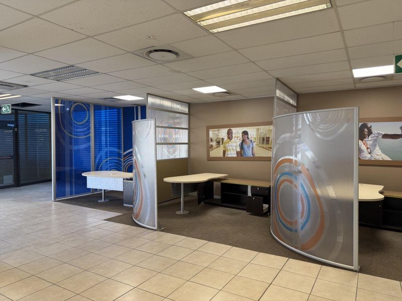 A Premium Retail Space - Photo 7