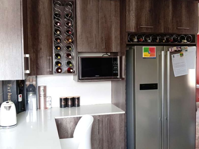 FIVE BEDROOM HOUSE FOR SALE IN KLIPPOORTJE,GERMISTON - Photo 4