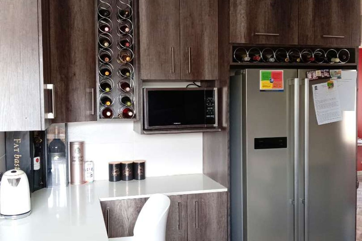 FIVE BEDROOM HOUSE FOR SALE IN KLIPPOORTJE,GERMISTON - Photo 4