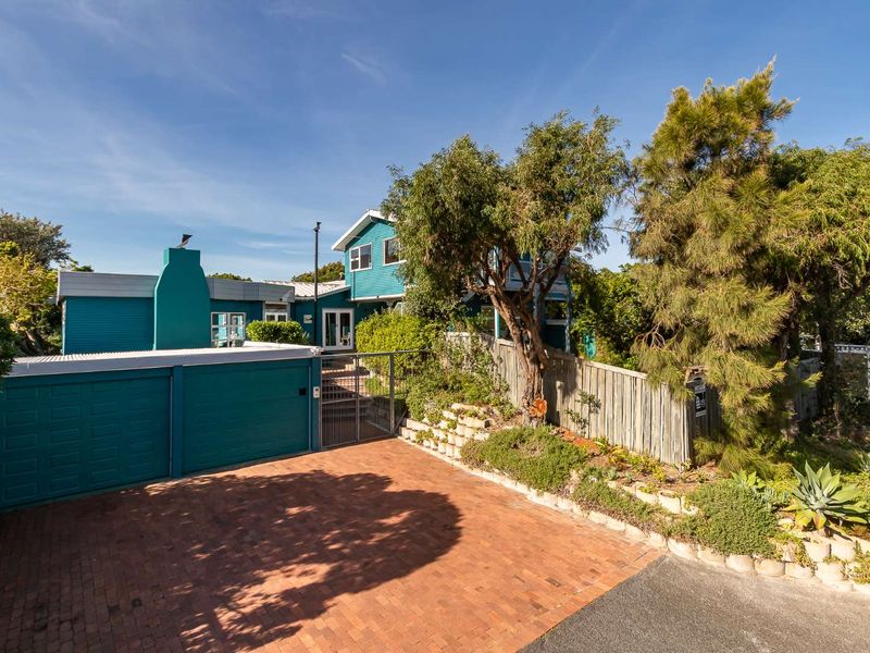 Exclusive Sole Agency a hidden Gem 800m from the beach Guesthouse or Large Family Home - Photo 3