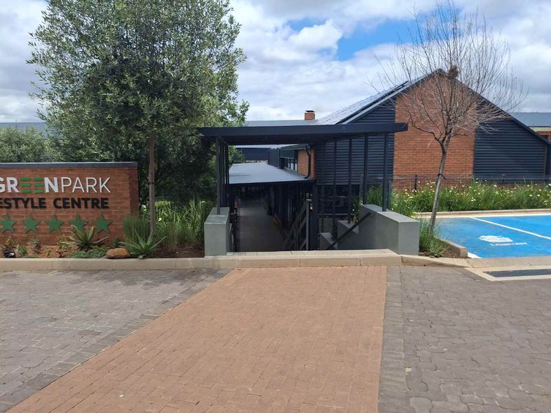 "Charming Studio with Pool & Gym: A Smart Investment!" - Photo 4