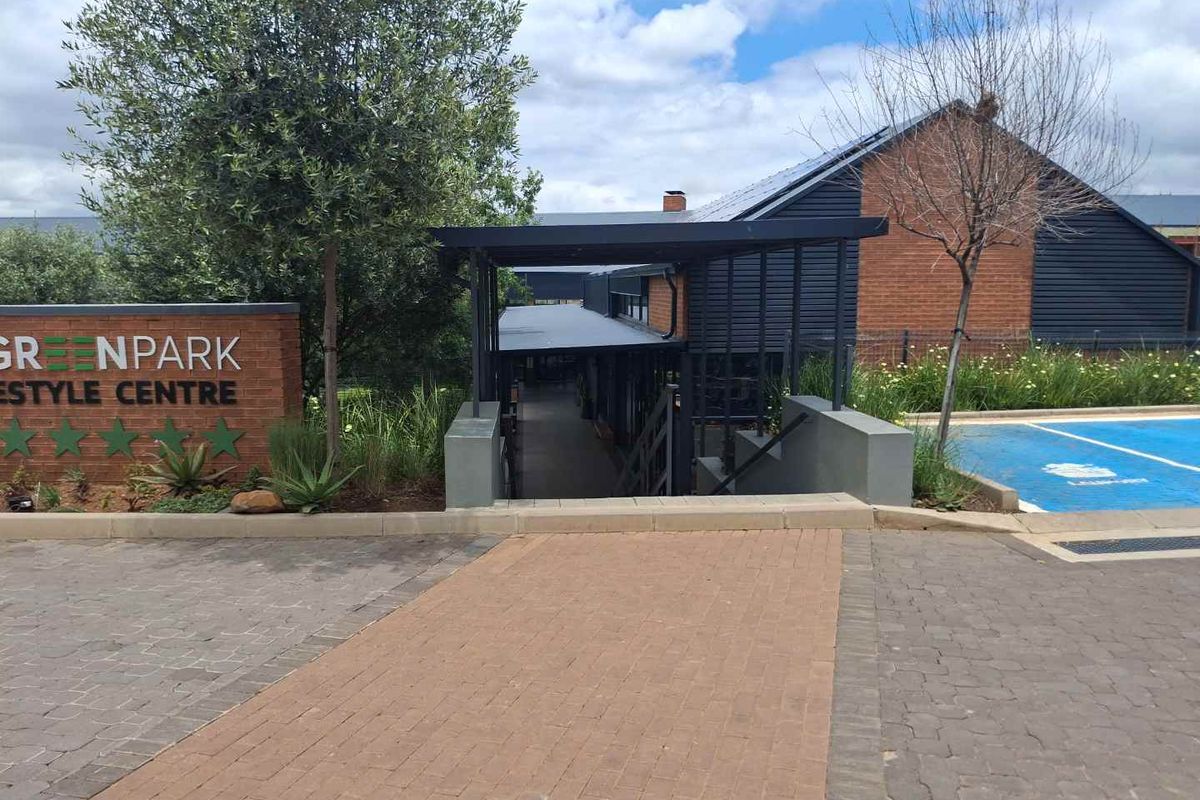 "Charming Studio with Pool & Gym: A Smart Investment!" - Photo 4